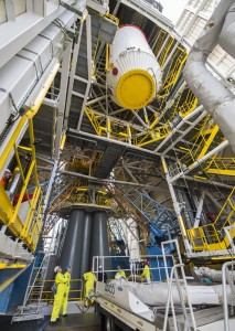 On Sept. 7, the upper composite containing Galileos 9–10 was transferred to the launch pad, then hoisted up to the top of the Soyuz launch tower to be joined to the other stages.