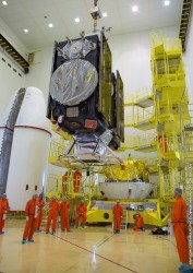 Galileos 9 and 10 are lowered onto the Fregat upper stage.(Credit: CNES/ESA)