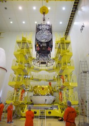 Galileos 9 and 10 are lowered onto the Fregat upper stage. (Credit: CNES/ESA)