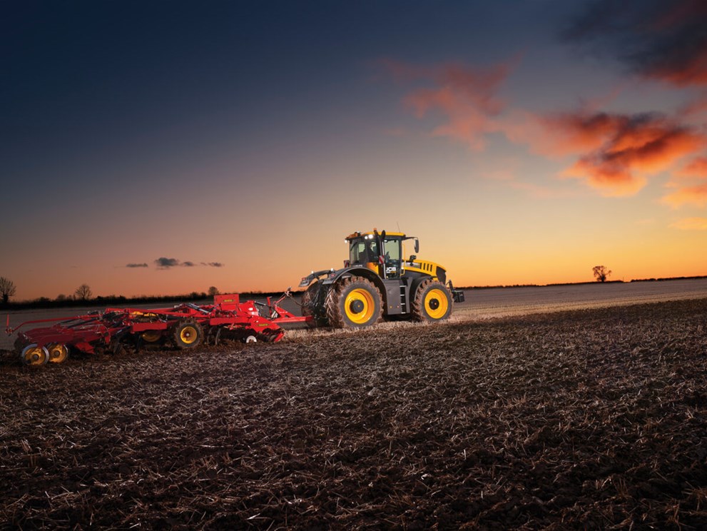JCB Fastrac iCON features NovAtel SMART7 GNSS receiver